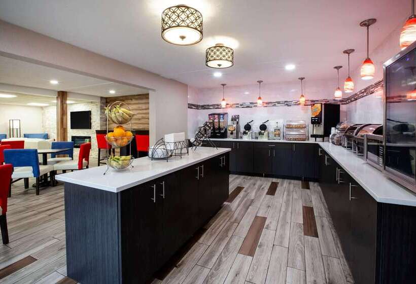 هتل Baymont By Wyndham Traverse City