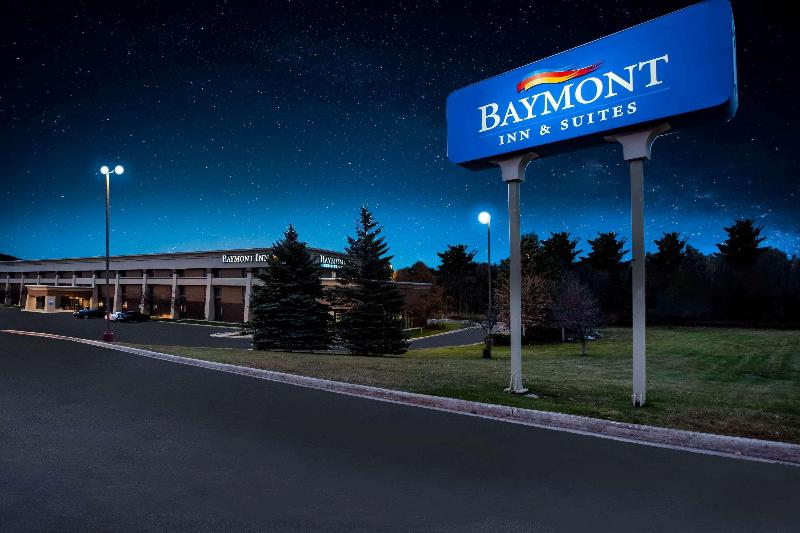 هتل Baymont By Wyndham Traverse City