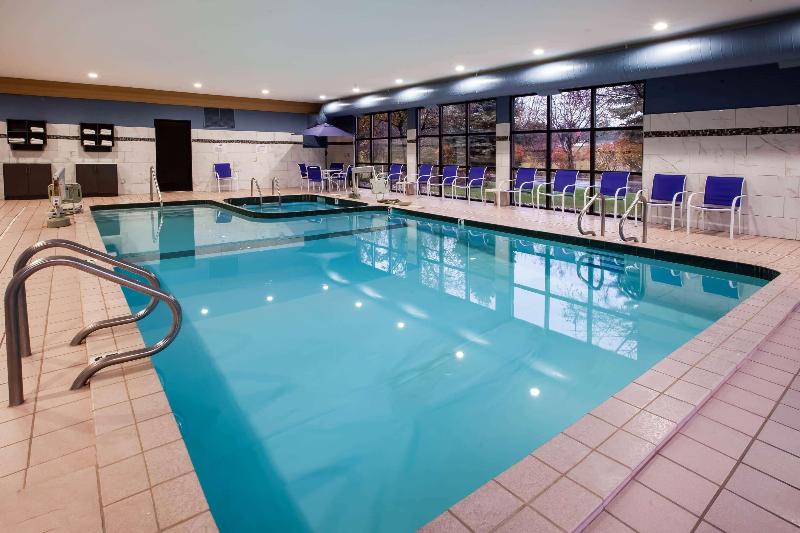 هتل Baymont By Wyndham Traverse City