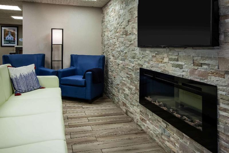 هتل Baymont By Wyndham Traverse City