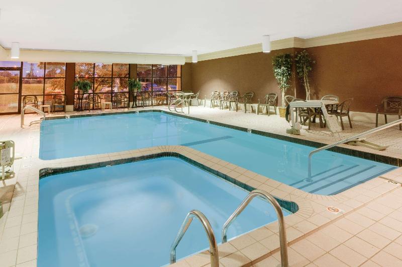 هتل Baymont By Wyndham Traverse City