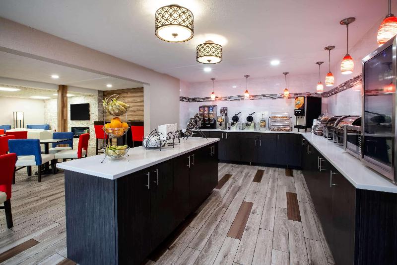 هتل Baymont By Wyndham Traverse City