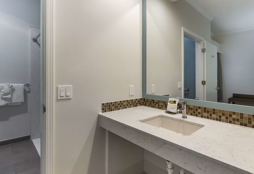 هتل Best Western Plus All Suites Inn