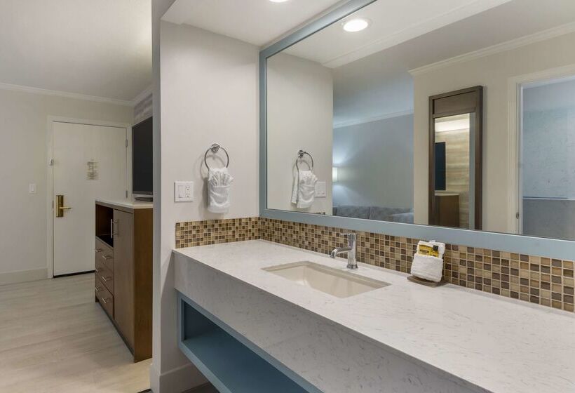 هتل Best Western Plus All Suites Inn
