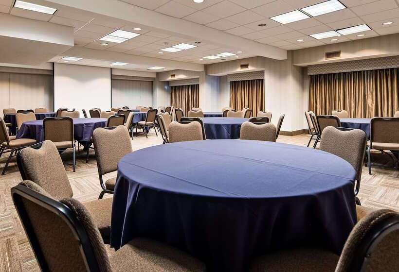 בית מלון כפרי Best Western Plus Cottontree Inn
