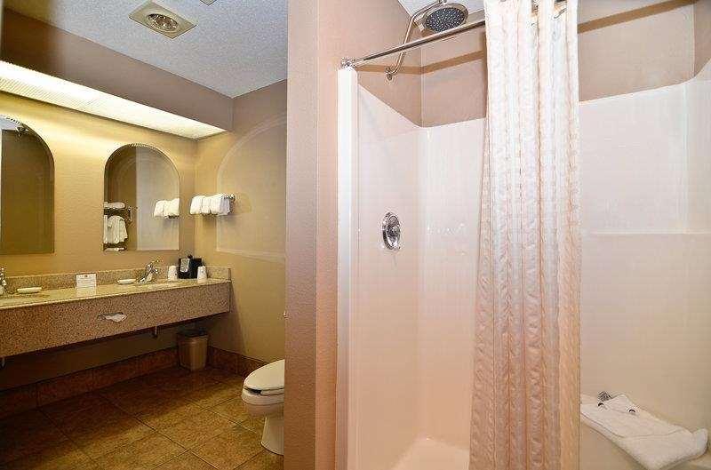 فندق Best Western Plus University Park Inn & Suites