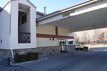 هتل City Creek Inn & Suites