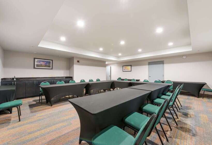 هتل Clarion Pointe Greensboro Airport