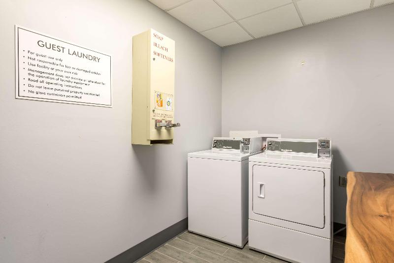 هتل Clarion Pointe Greensboro Airport