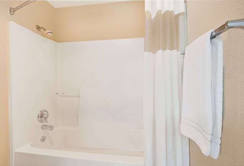 בית מלון כפרי Days Inn & Suites By Wyndham Kansas City   Chiefs Arrowhead Stadium