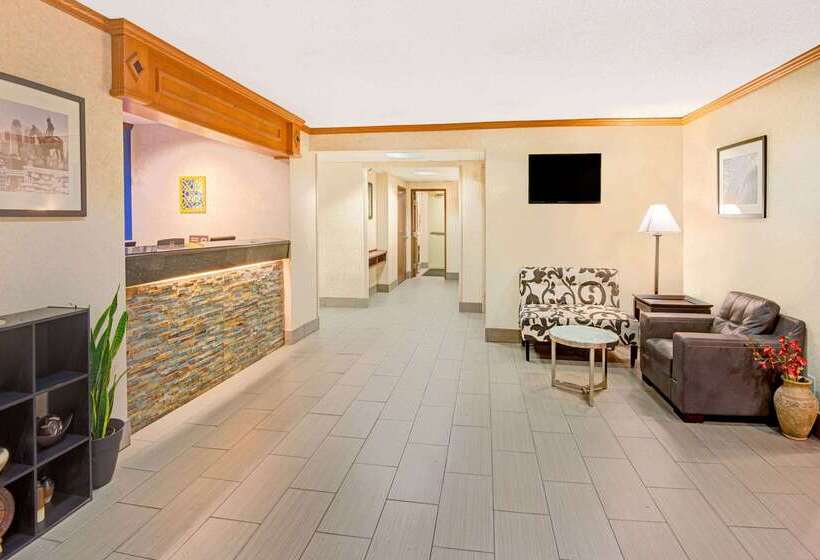 בית מלון כפרי Days Inn & Suites By Wyndham Kansas City   Chiefs Arrowhead Stadium