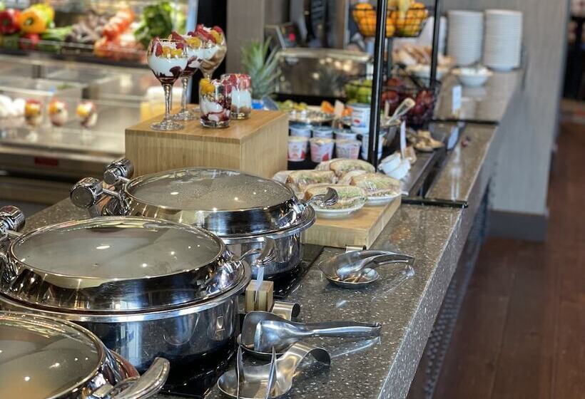 هتل Doubletree By Hilton Omaha Southwest