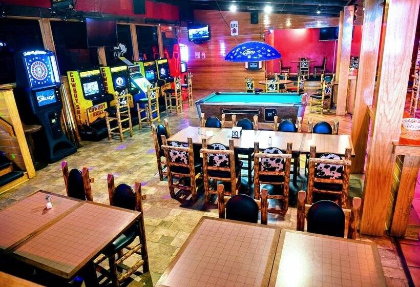 בית מלון כפרי Douglas Inn And Conference Center