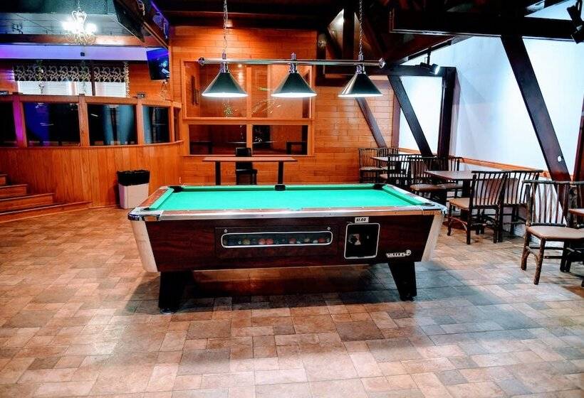 בית מלון כפרי Douglas Inn And Conference Center