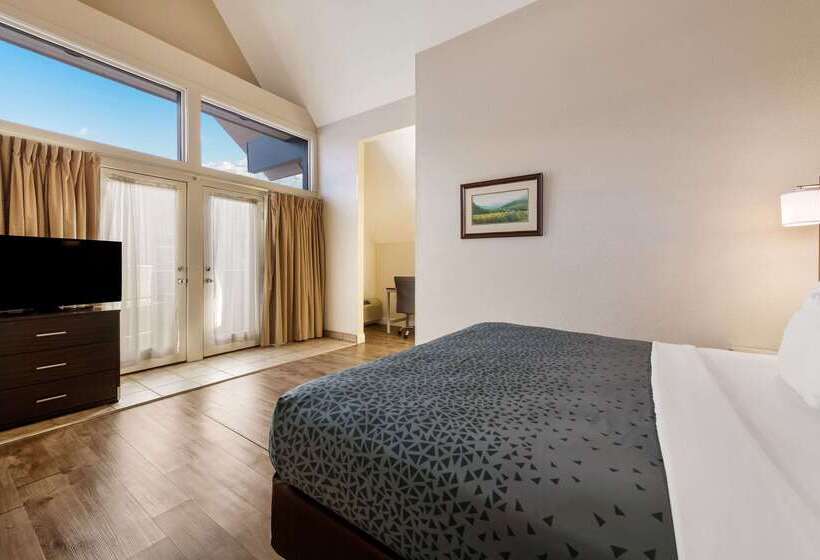 בית מלון כפרי Econo Lodge Inn & Suites On The River