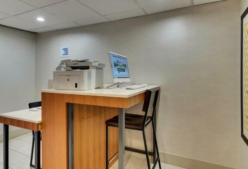Отель Holiday Inn Express Pittston  Scranton Airport, An Ihg