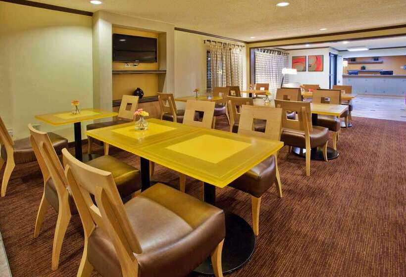هتل Travelodge By Wyndham Columbus State University