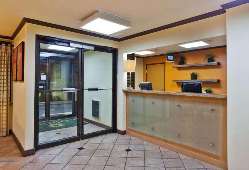 هتل Travelodge By Wyndham Columbus State University