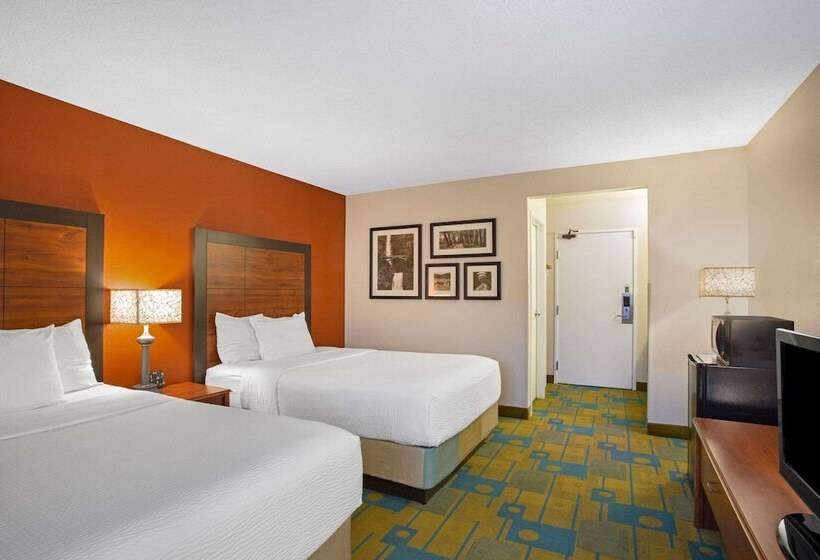 هتل La Quinta Inn By Wyndham Auburn Worcester