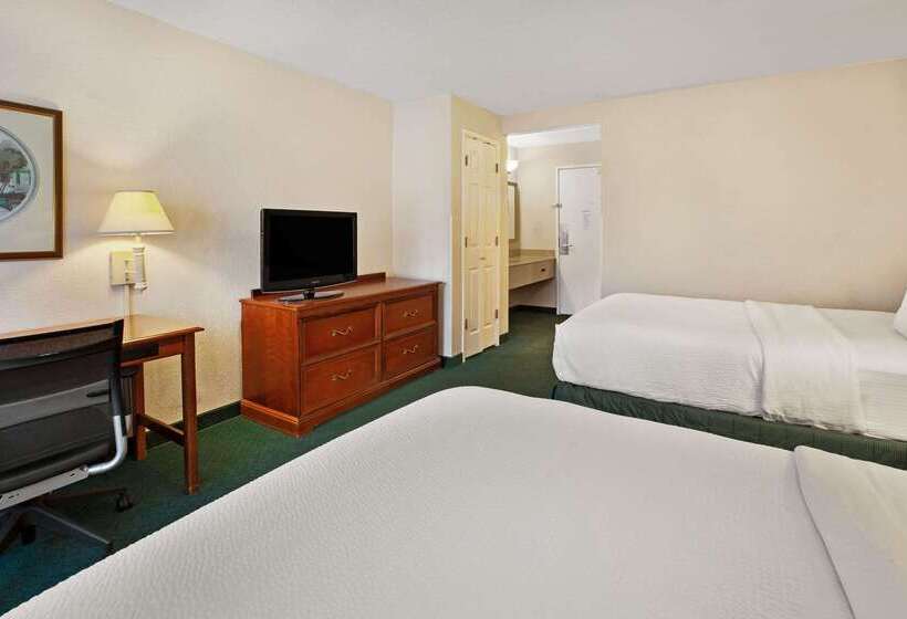 בית מלון כפרי La Quinta Inn By Wyndham Detroit Canton