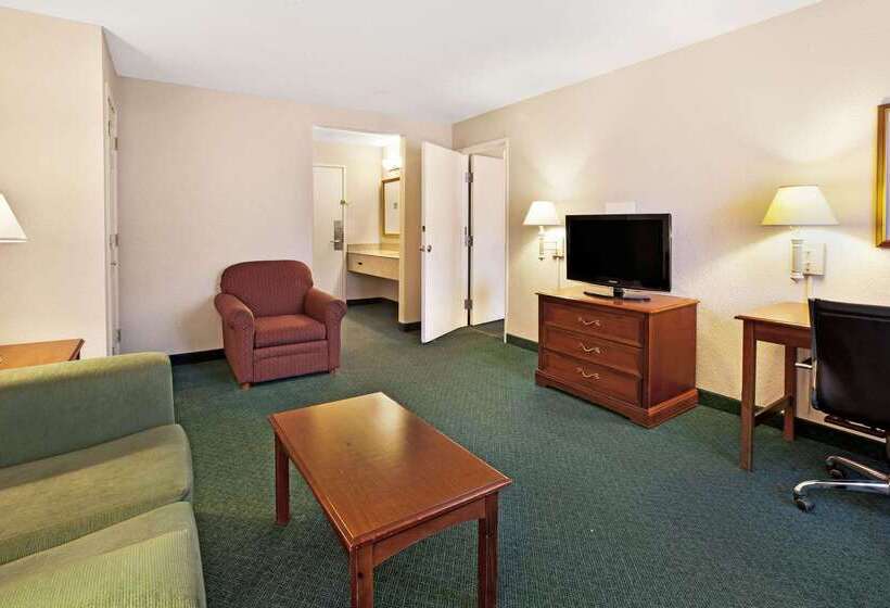 בית מלון כפרי La Quinta Inn By Wyndham Detroit Canton