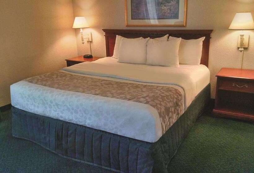 בית מלון כפרי La Quinta Inn By Wyndham Detroit Canton