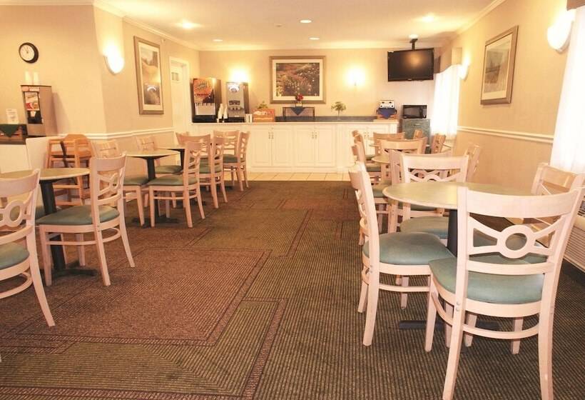 בית מלון כפרי La Quinta Inn By Wyndham Detroit Canton