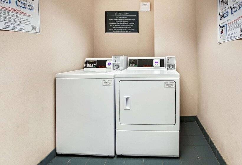 בית מלון כפרי La Quinta Inn By Wyndham Detroit Canton