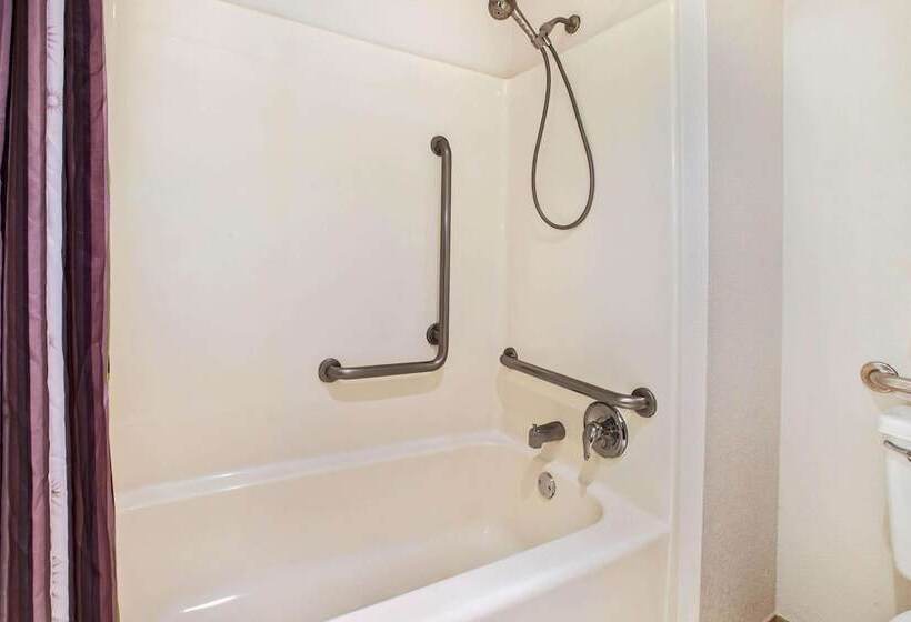 בית מלון כפרי La Quinta Inn By Wyndham Detroit Canton