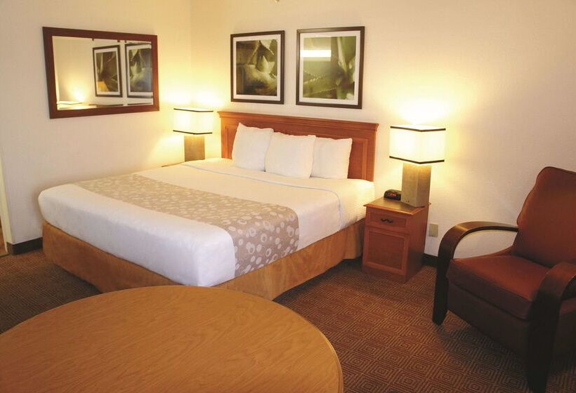 בית מלון כפרי La Quinta Inn By Wyndham Kansas City North