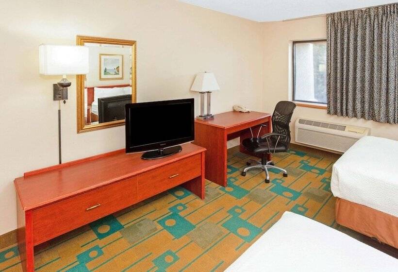 هتل La Quinta Inn By Wyndham Milwaukee Airport / Oak Creek