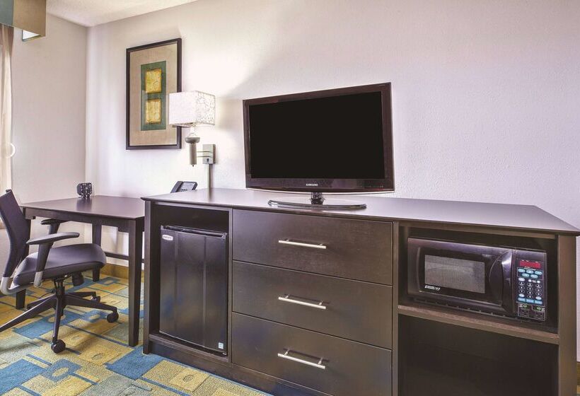 Отель La Quinta Inn By Wyndham Toledo Perrysburg