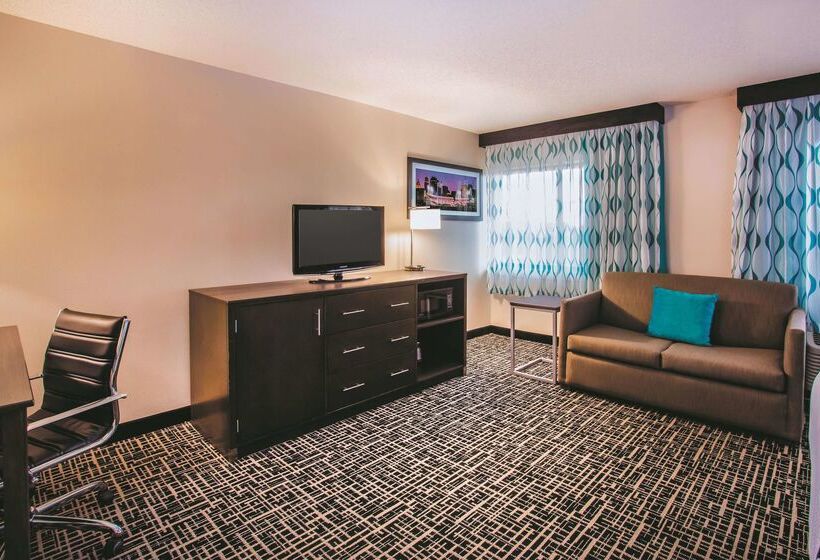 Отель La Quinta Inn & Suites By Wyndham Cincinnati Ne  Mason