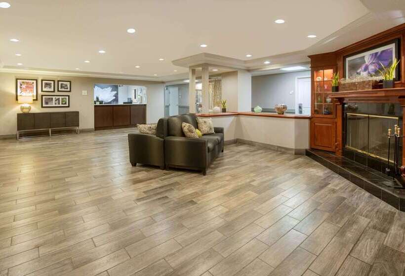 호텔 La Quinta By Wyndham Cleveland Macedonia