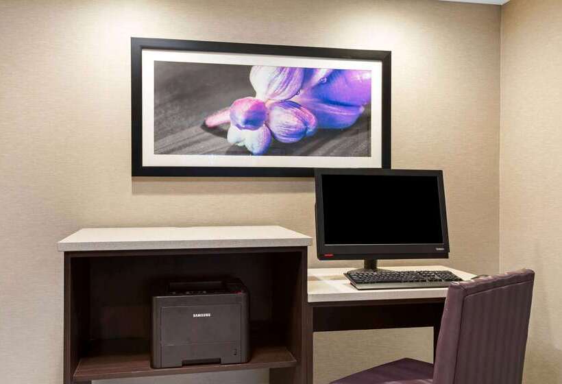בית מלון כפרי La Quinta By Wyndham Hartford Bradley Airport