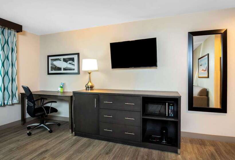 هتل La Quinta Inn & Suites By Wyndham Las Vegas Nellis