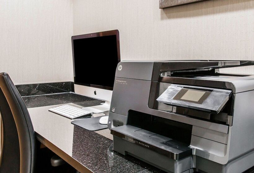 هتل Quality Inn & Suites Warren   Detroit