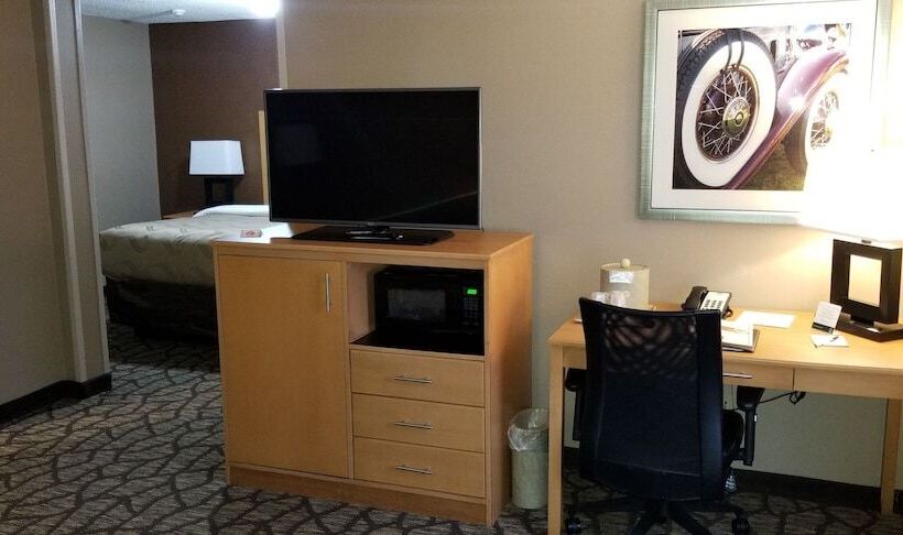 هتل Quality Inn & Suites Warren   Detroit