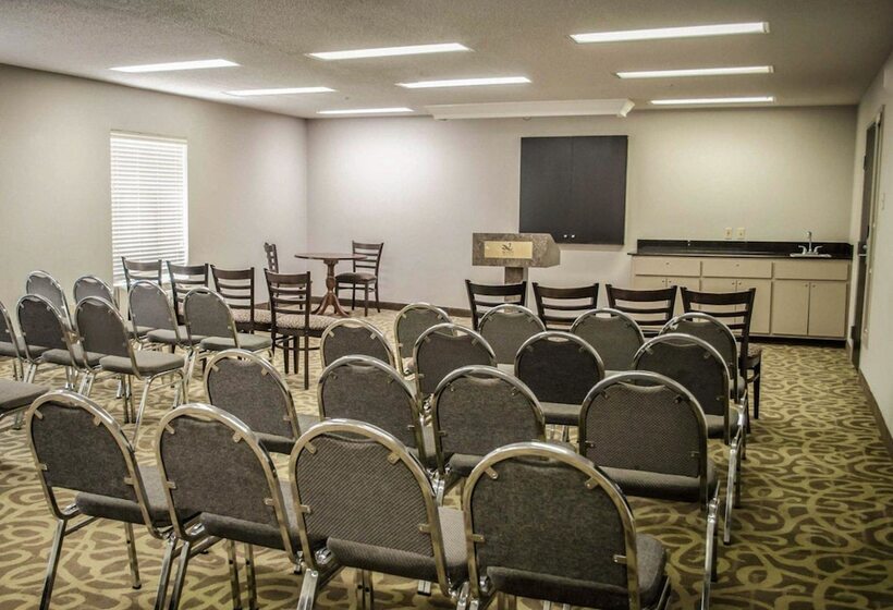 هتل Quality Inn & Suites At Airport Blvd I65