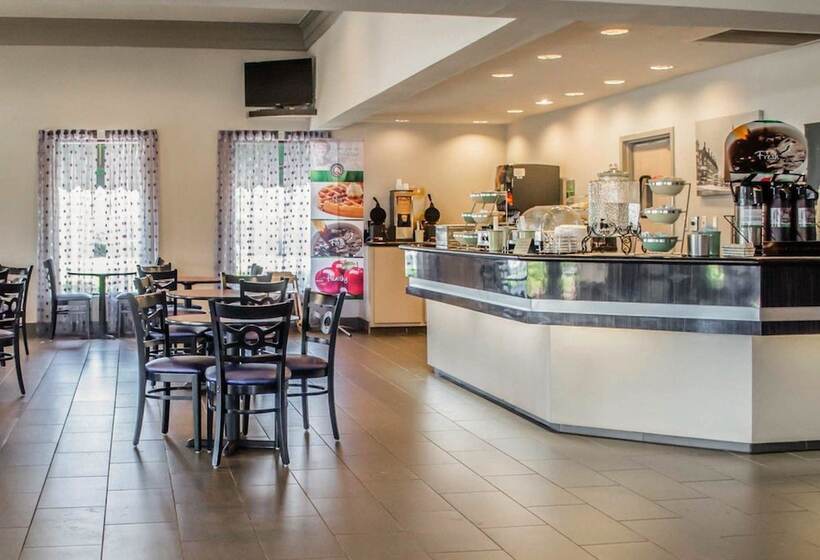 هتل Quality Inn & Suites At Airport Blvd I65