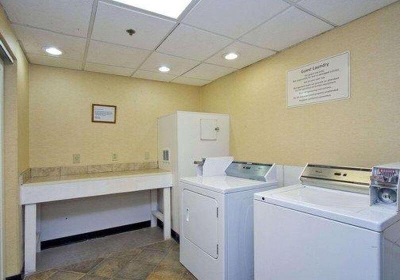 هتل Rodeway Inn & Suites