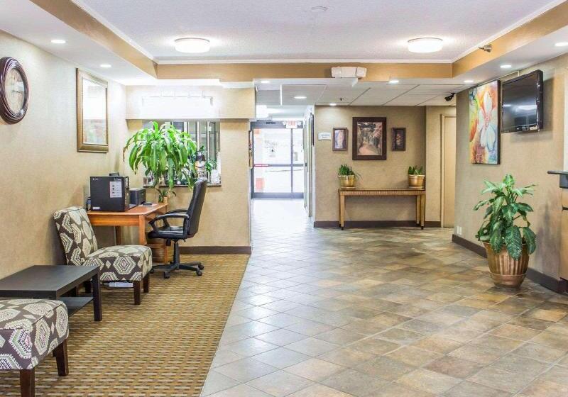 هتل Rodeway Inn & Suites