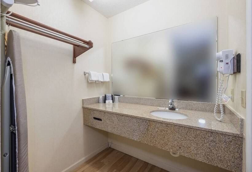 هتل Red Roof Inn & Suites Rome