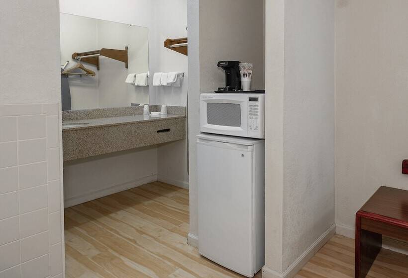 هتل Red Roof Inn & Suites Rome