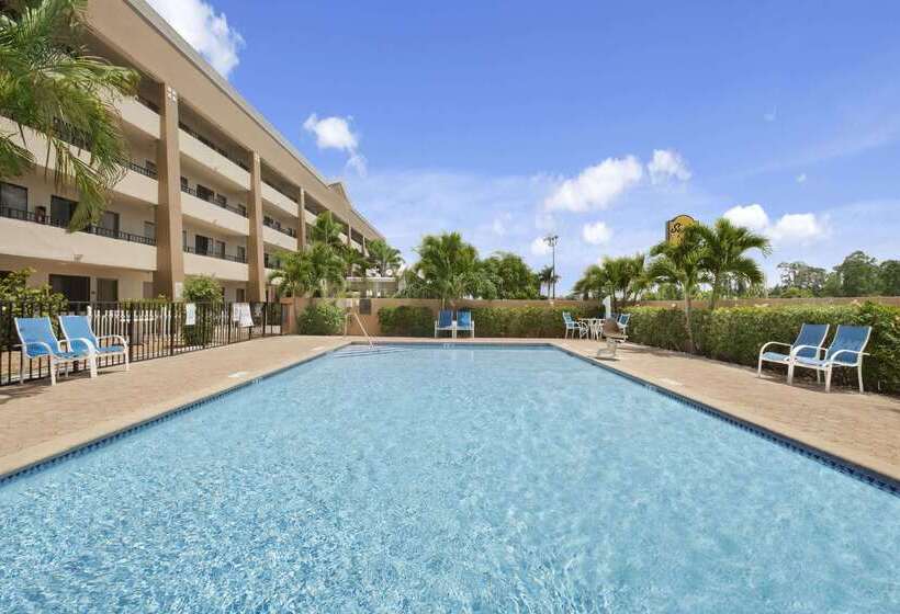 Отель Super 8 By Wyndham Fort Myers