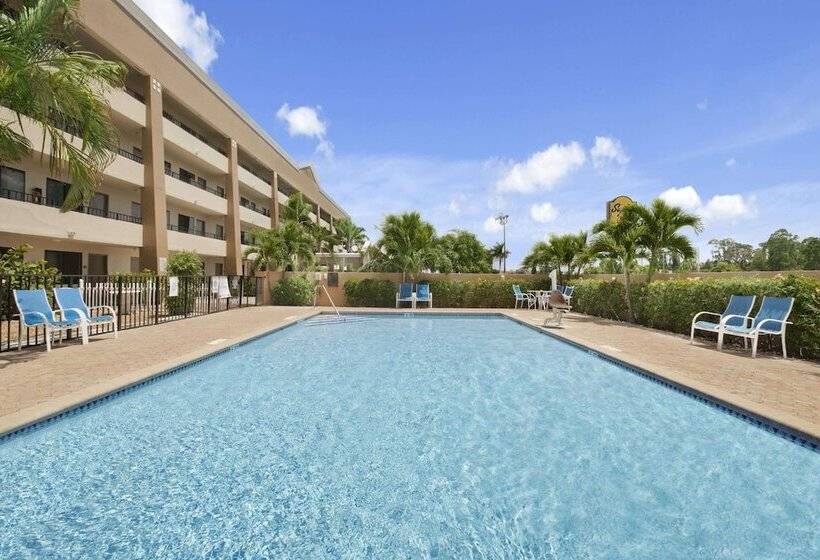 Hotel Super 8 By Wyndham Fort Myers