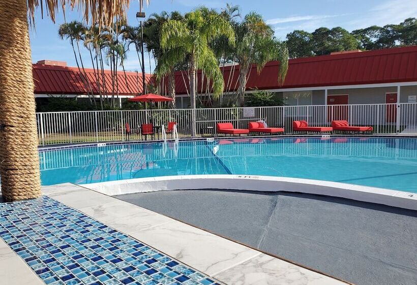 هتل Vero Beach Inn & Suites