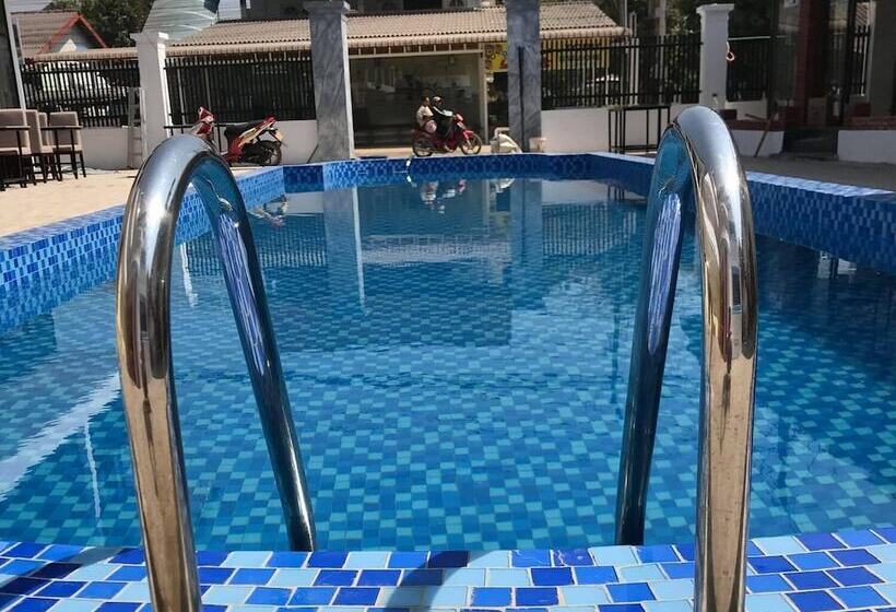 Nana Backpacker Hostel