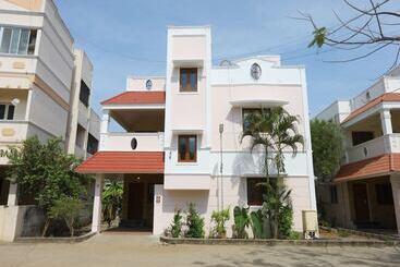 پانسیون Surabhi House Stays And Resorts By Oyo Rooms