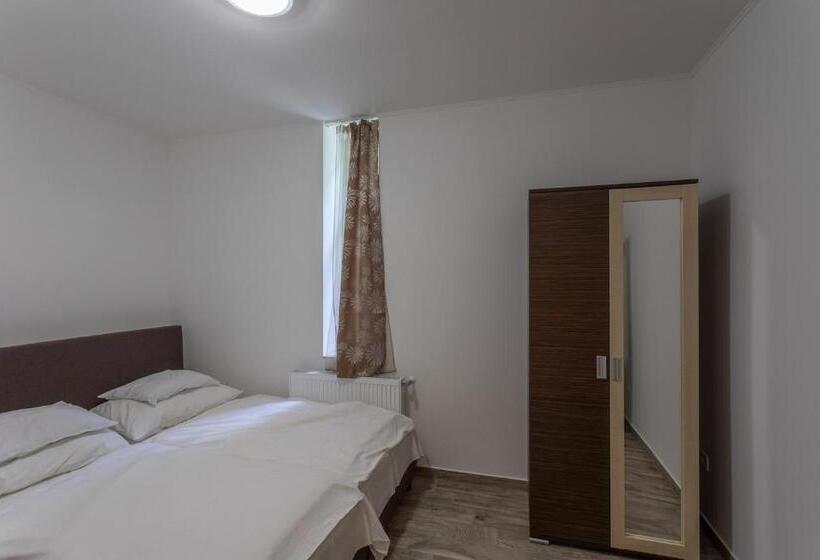 مبيت وإفطار Pavilon Panzió étterem és Pizzéria